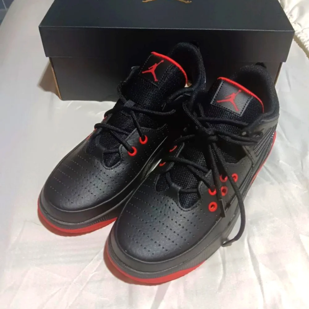 Nike Air Jordan Max Aura 5 - Picture 3 of 3